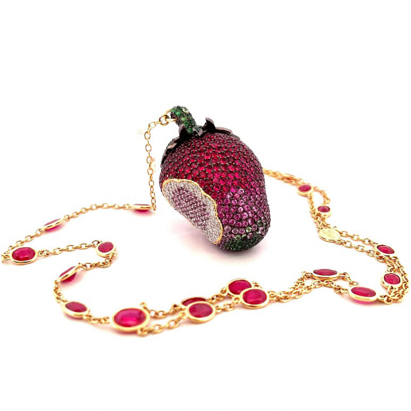 Erdbeer-Collier Alexander Laut, in 18KT Gelbgold mit 18 Rubine, in Kette, total 16.55ct, Erdbeere: 414 Rubine total 18.51ct, 138 Tsavoriten total 4.40ct, 186 pinken Safiren total 7.04ct, und 80 Diamanten total 0.85ct W/si